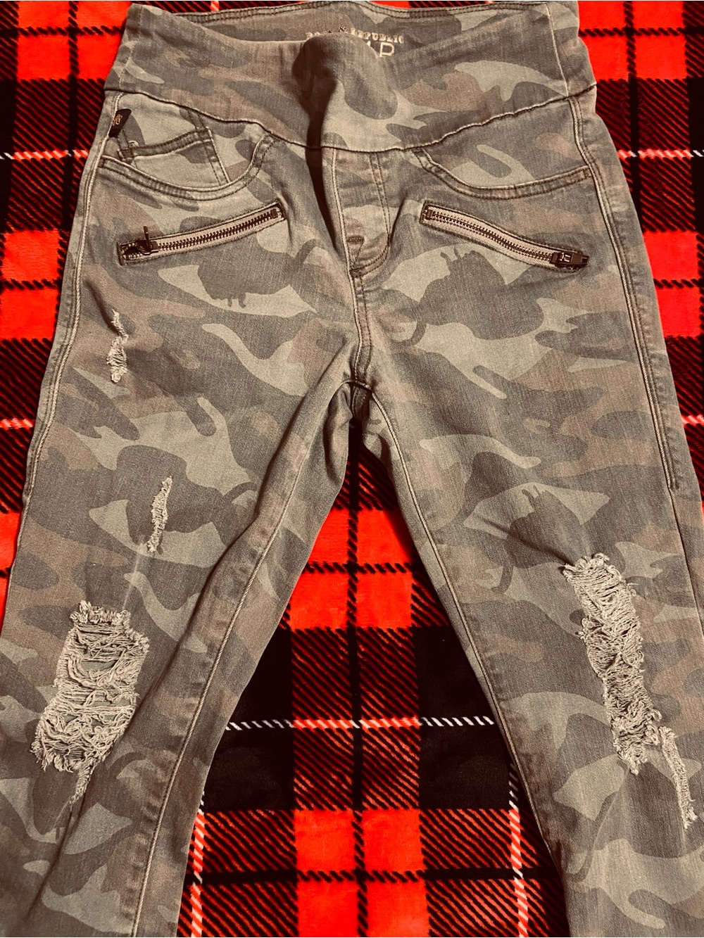 Rock & Republic Gray Camo Skinny Jeans with Distressed Accents